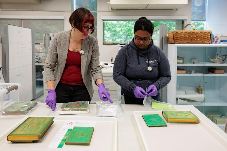 A professora Melissa Tedone e sua assistente, Brittany Murray, da Universidade de Delaware, examinam e selam livros que contém altos índices de arsênico como parte do Poison Book Project do Winterthur Museum, Garden and Library