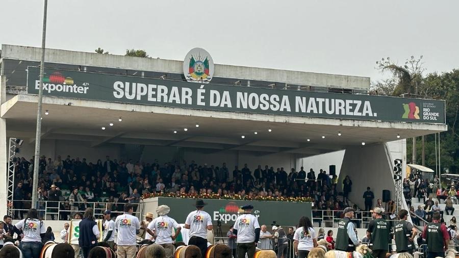 Produtores do movimento SOS Agro acompanham falas de autoridades na Expointer, na sexta-feira (30), antes de encontro do governo do estado com ministros para discutir medidas para o setor