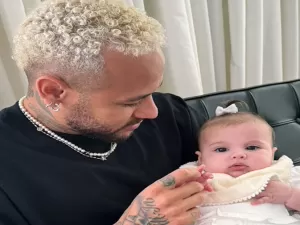 Neymar posta 1ª foto com Helena, terceira filha do craque