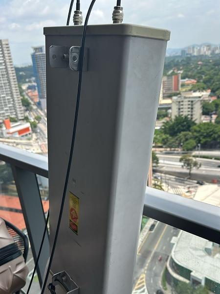 Antena localizada em janela de apartamento; equipamento enviava SMS com links falsos para vítimas