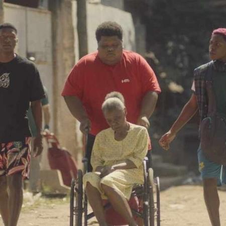 Trio decide extravasar, junto com Dona Almerinda, vivida por Teca Pereira Trio decide extravasar, junto com Dona Almerinda, vivida por Teca Pereira