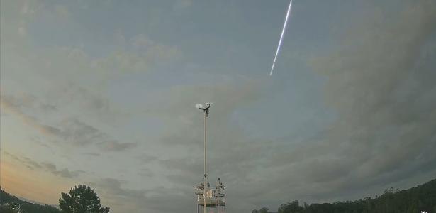 Meteoro 'bola de fogo' é registrado à luz do dia no RS