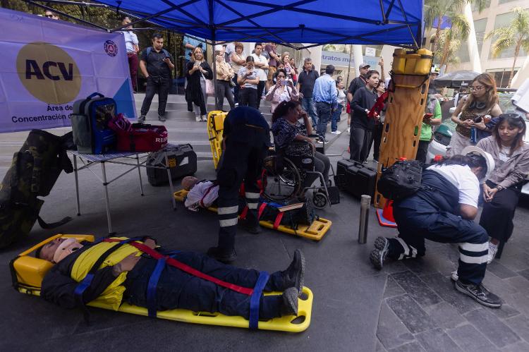 Cidade do México fez simulação de terremoto com civis e equipes de resgate, em 29 de abril de 2025 Cidade do México fez simulação de terremoto com civis e equipes de resgate, em 29 de abril de 2025