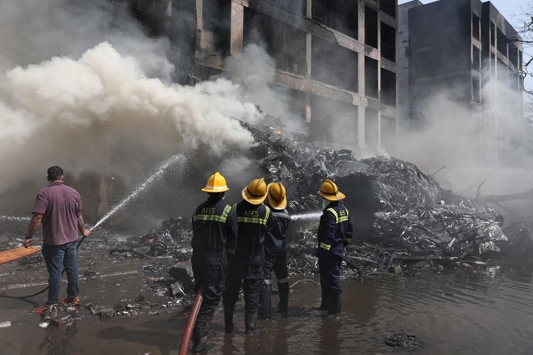Bombeiros apagam fogo em local onde aeronave caiu na Índia