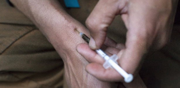 Homem se autoinjeta heroína em Seattle, nos EUA - David Ryder/USA-Drug Seattle/Reuters