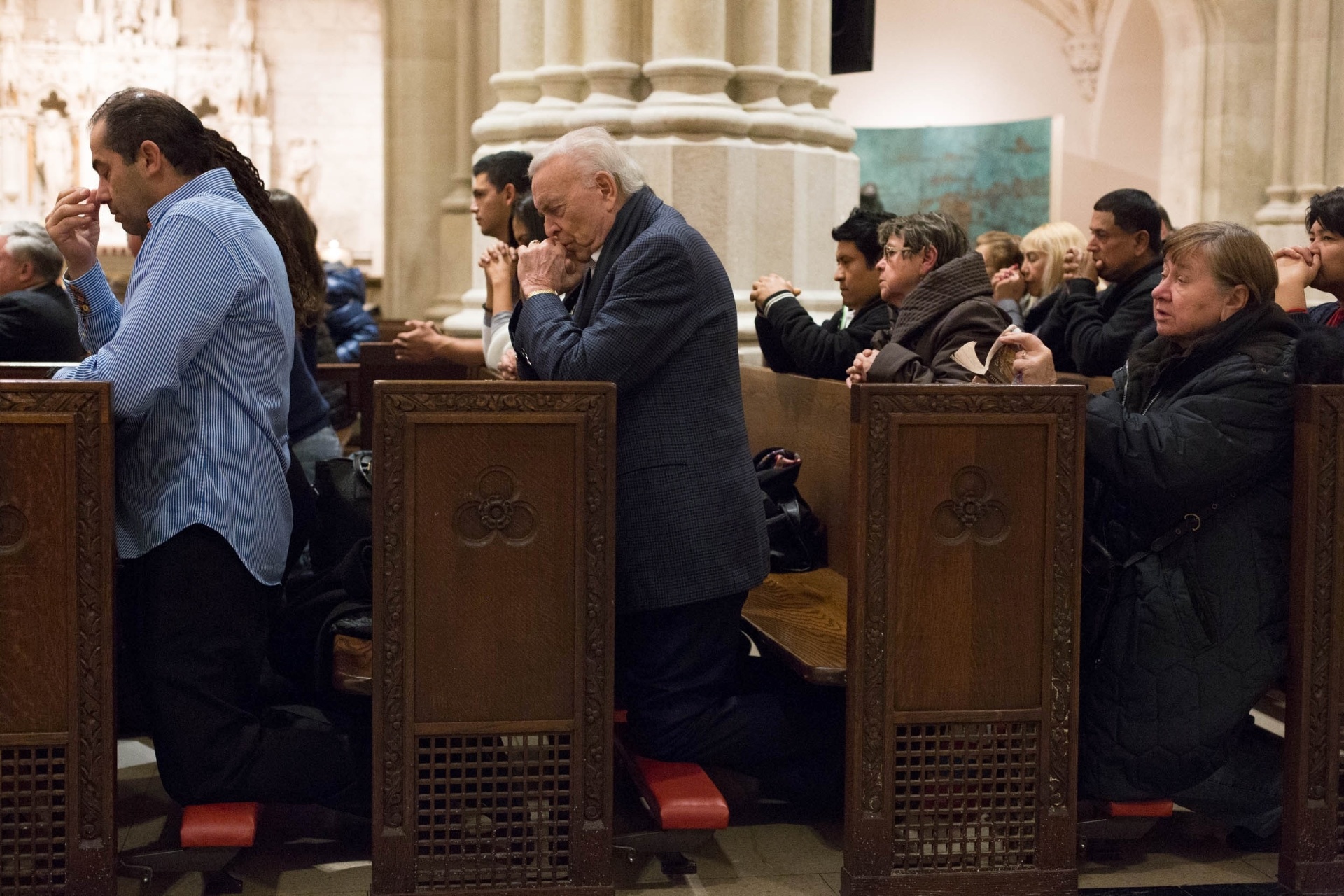 22.nov.2015 - O ex-presidente da CBF (Confederação Brasileira de Futebol) José Maria Marin (centro) deixou seu apartamento em Nova York, no qual cumpre pena de prisão domiciliar, para ir à Catedral de St. Patrick, onde assitiu a uma missa celebrada em espanhol - undefined