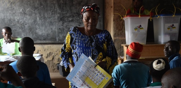 Mulher participa de eleições presidenciais em Bangui, capital do país africano - Issouf Sanogo/ AFP