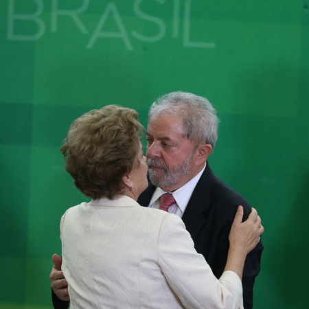 Em março de 2016, Dilma e Lula se abraçam na posse do ex-presidente como ministro-chefe da Casa Civil - 17.mar.2016 - André Dusek/Estadão Conteúdo
