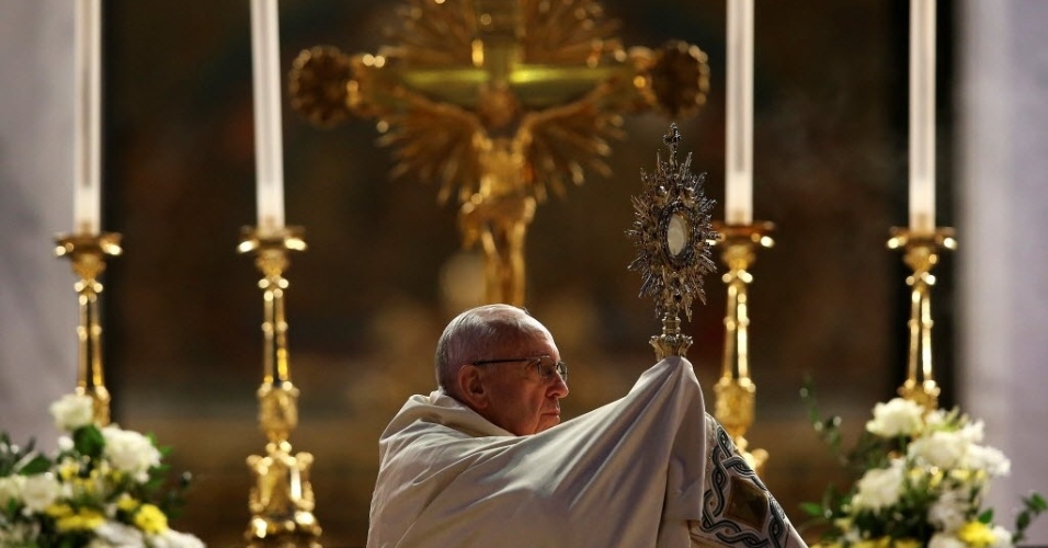 26.mai.2016 - Durante a comemoração do Corpus Christi, o papa Francisco lembrou a importância de 