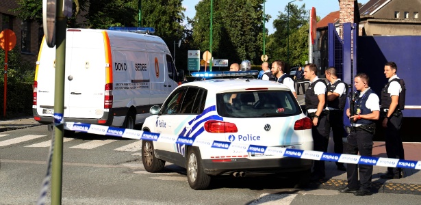 Polícia monta guarda em Charleroi, na Bélgica, após homem ter atacado duas policiais - Virginie Lefour/AFP