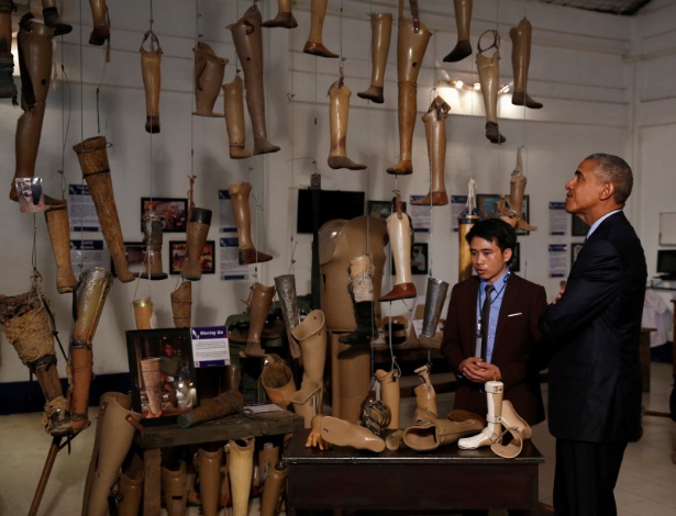  O presidente dos EUA, Barack Obama, visita cooperativa de próteses para vítimas de amputações devido aos milhares de explosivos que não detonaram que permaneceram em solo laosiano após a Guerra do Vietnã, em Vientiane, no Laos - Jonathan Ernst/Reuters