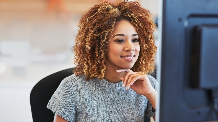 Computador, mulher, escritório - Getty Images - Getty Images
