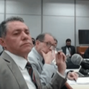 O ex-tesoureiro do PT Paulo Ferreira (à frente), em depoimento à Justiça - Reprodução