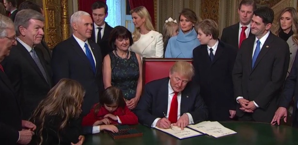 20.jan.2017 - O presidente americano, Donald Trump, assina suas primeiras medidas no cargo, como a criação de um "dia nacional do patriotismo" - Reprodução