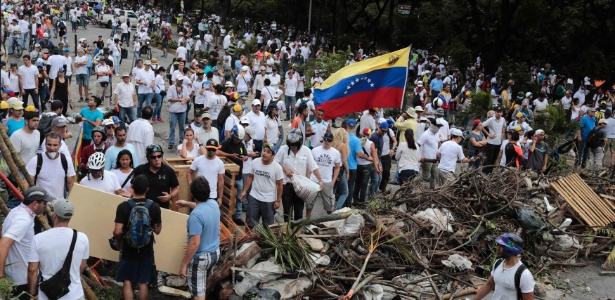 30.jul.2017 - Oposição faz barricada durante as eleições na Venezuela - Marco Bello/Reuters