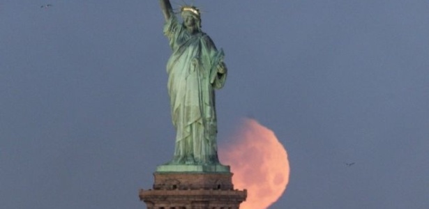Eclipse da superlua azul visto em Nova York - EPA