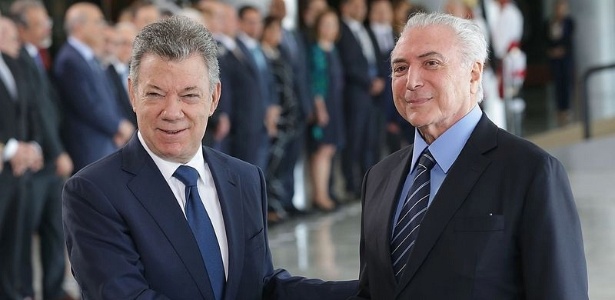 Os presidentes Michel Temer e Juan Manuel Santos, da Colômbia, se cumprimentam, no Palácio do Planalto