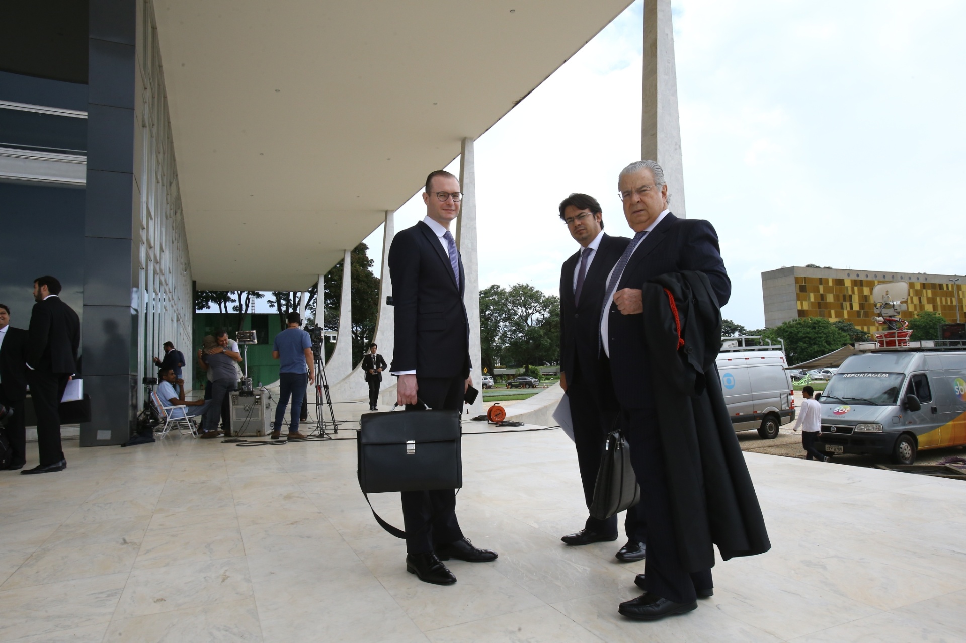 22.mar.2018 -  Advogados que atuam na defesa do ex- presidente Luiz Inácio Lula da Silva, entre eles José Roberto Batochio e Cristiano Zanin Martins, chegam ao prédio do Supremo Tribunal Federal (STF), em Brasília, nesta quinta-feira, 22 - Dida Sampaio/Estadão Conteúdo