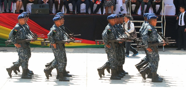 Em imagem de arquivo, soldados bolivianos marcham durante parada militar  - Reuters