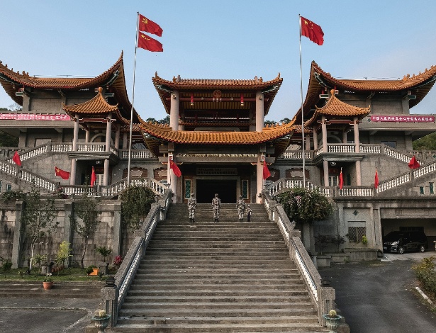 Bandeiras da China e do Partido Comunista em antigo templo em Taiwan que foi convertido em um santuário para o comunismo - Billy H.C. Kwok/The New York Times