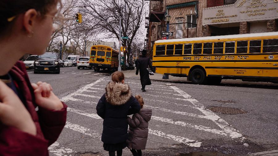 Crianças a uma escola ultraortodoxa no bairro de Williamsburg, no Brooklyn, onde um surto de sarampo ocorreu neste ano - John Taggart/The New York Times