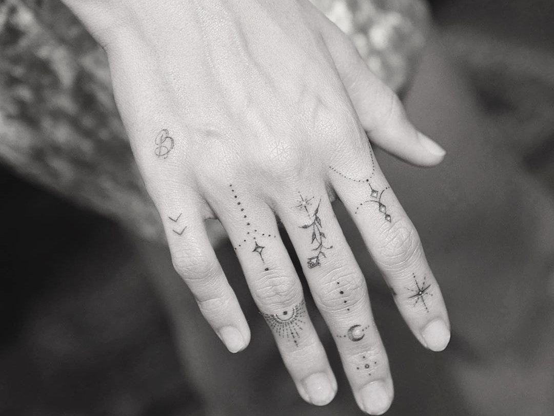 Tatuagens da Hailey Bieber: as 15 tattoos mais marcantes da modelo e seus  significados