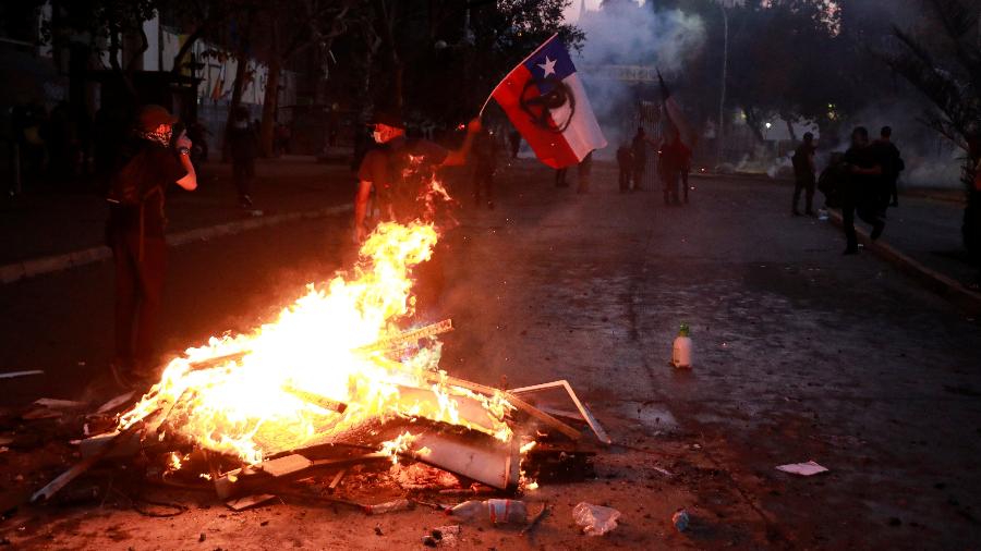 Policiais e manifestantes se enfrentam em mais uma noite de protesto no Chile - Henry Romero/Reuters
