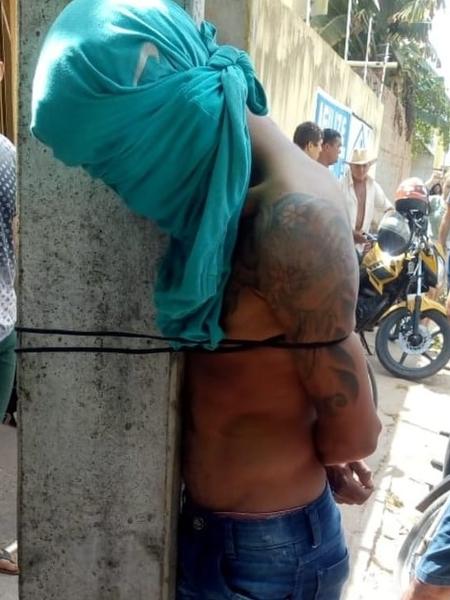 Homem é amarrado a poste no município de Pacajus (CE) - Reprodução