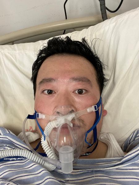Li Wenliang em hospital de Wuhan - LI WENLIANG/GAN EN FUND via REUTERS