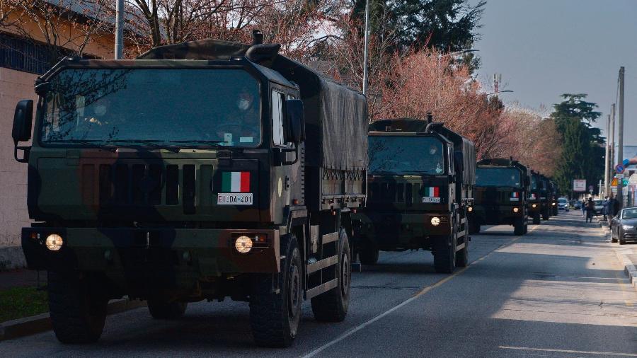 21.mar.2020 - Veículos militares retiram corpos em Bergamo, na Itália, devido ao surto do novo coronavírus - EFE/EPA/Filippo Venezia