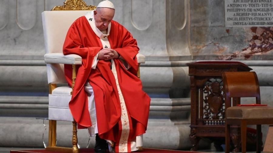 Papa Francisco aparece sentado e olhando para baixo dentro da Basílica de São Pedro - Reuters