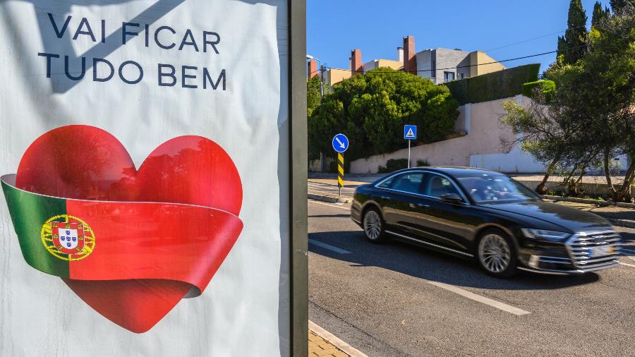 Em meio à pandemia do novo coronavírus, cartaz em Portugal mostra coração e a bandeira do país - Horacio Villalobos#Corbis/Corbis via Getty Images