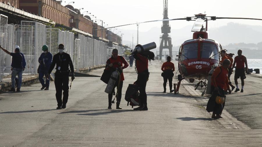 Bombeiros trabalham no resgate de helicóptero que caiu hoje (6) na Baía de Guanabara, no Rio de Janeiro - JOSE LUCENA/FUTURA PRESS/FUTURA PRESS/ESTADÃO CONTEÚDO
