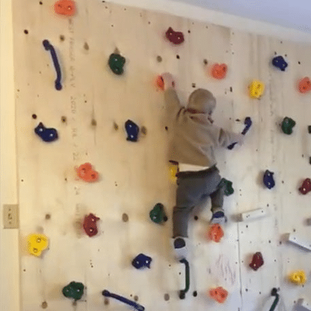 Bebê viraliza ao subir em parede de escalada sem grandes dificuldades - Reprodução