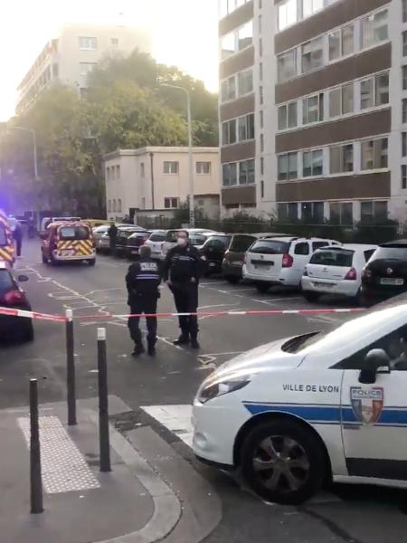 Policiais vigiam local em que padre ortodoxo foi baleado; suspeito fugiu - Reprodução de vídeo nas redes sociais/REUTERS