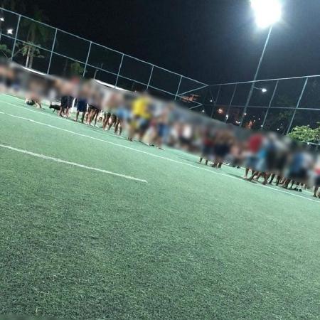 Moradores da região publicaram fotos de curiosos no campo de futebol onde estavam os corpos das vítimas baleadas, no Parque Madureira (RJ) - Reprodução/Redes Sociais