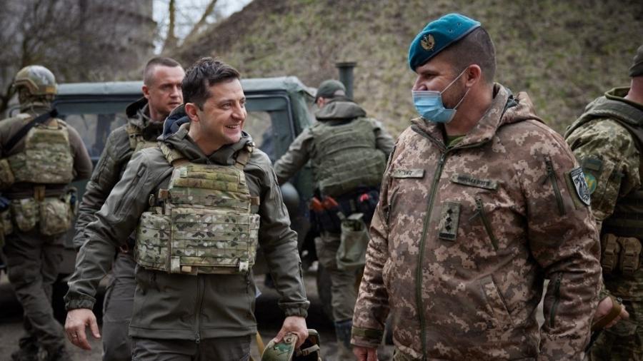 9.abr.2021 - O presidente da Ucrânia, Volodymyr Zelensky, na linha de frente com separatistas apoiados pela Rússia na região de Mariupol - 9.abr.2021 - AFP