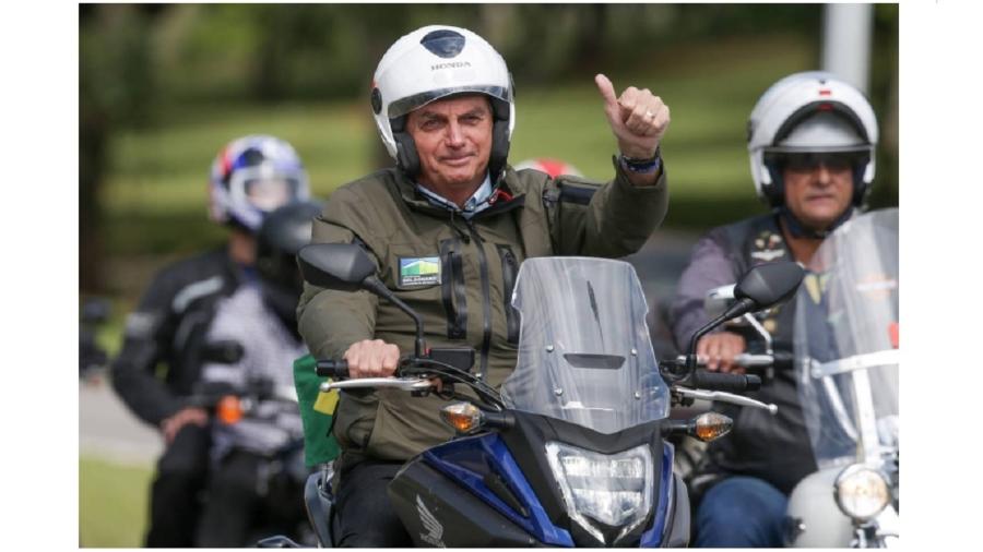 Bolsonaro pilota uma motocicleta durante desfile com "parças" em Brasília no dia em que aplaudiu massacre no Rio - Pedro Ladeira/Folhapress