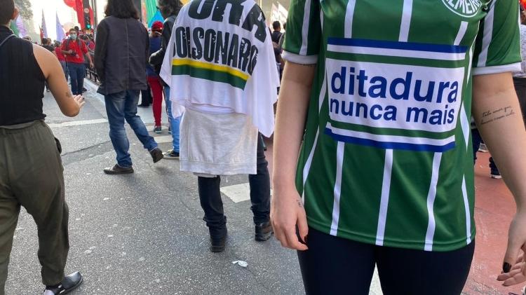 Manifestante usa camisa do Palmeiras com a inscrição "Ditadura nunca mais" em protesto em São Paulo - Herculano Barreto Filho/UOL - Herculano Barreto Filho/UOL