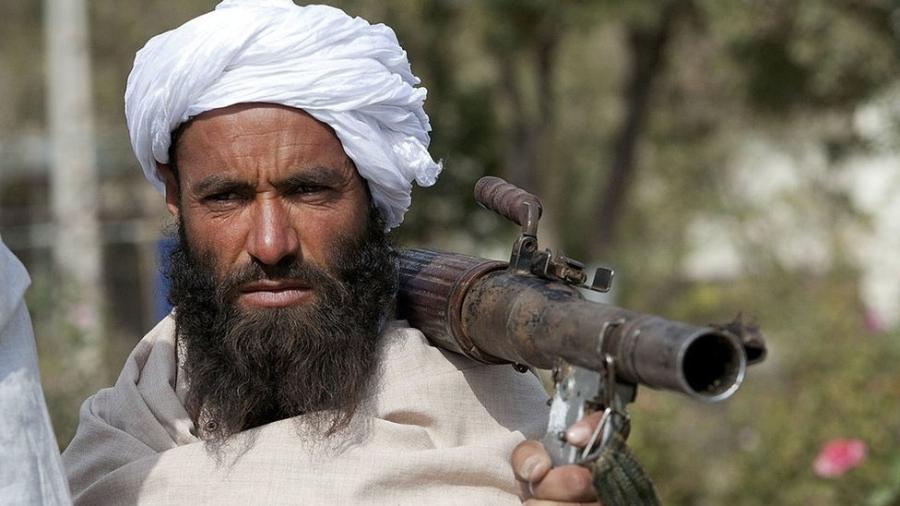 Sob o Talibã, homens têm que deixar a barba crescer e as mulheres têm que usar uma burca que cubra tudo - Getty Images