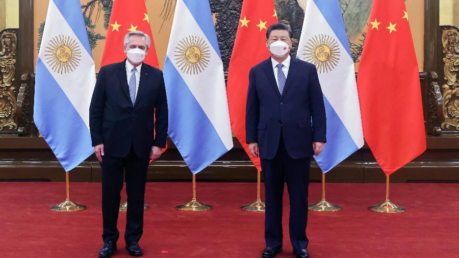 Presidente argentino Alberto Fernandez (E) e líder chinês Xi Jinping durante reunião bilateral no Grande Salão do Povo em Pequim em 6 de fevereiro de 2022.  - -/AFP