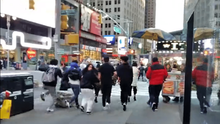 Explosões em bueiros assustaram frequentadores da Times Square, em Nova York, neste domingo - Reprodução