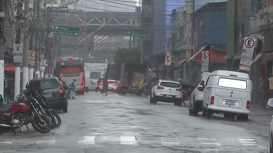 Várias áreas da cidade de São Paulo entraram em estado de atenção por conta das chuvas