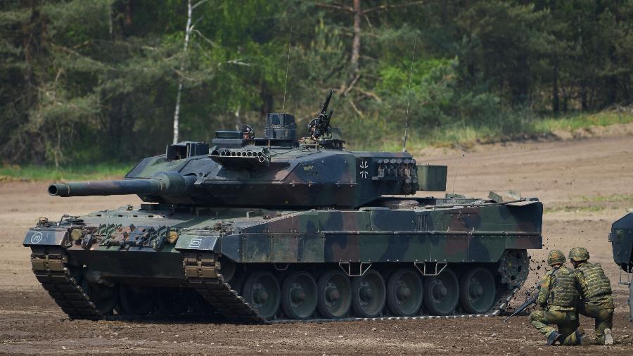 Tanques Leopard 2 em exercício militar em Munster, na Alemanha - Patrik Stollarz/STR