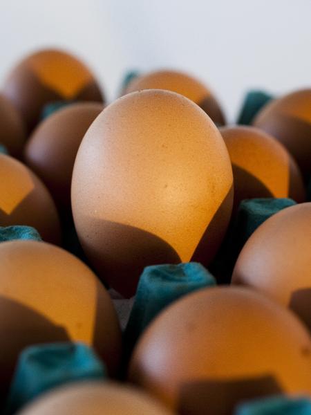 Detalhe de ovo em pé no meio de uma bandeja com ovos de galinha - Marcelo Justo/Folhapres