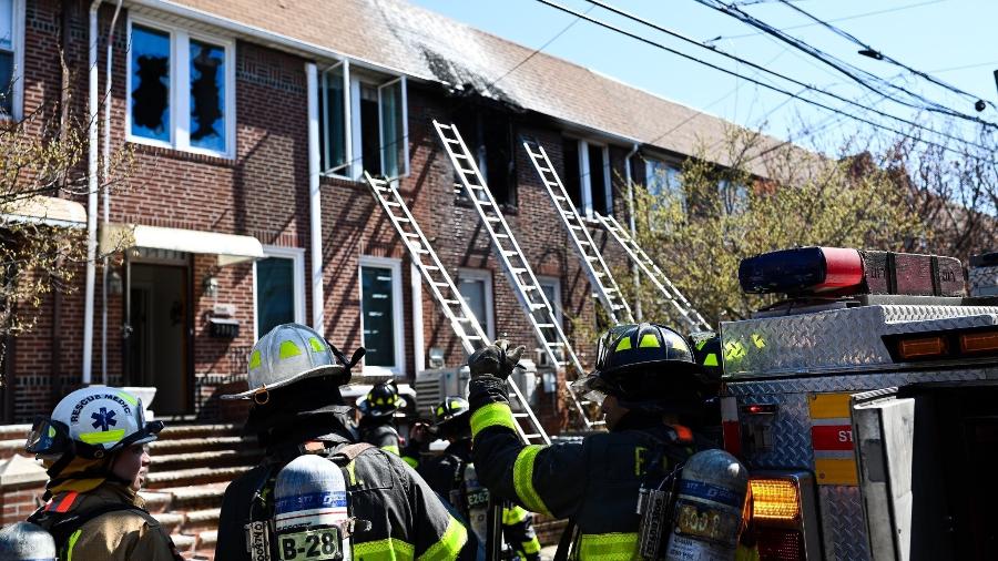 Bombeiros tiveram dificuldade para apagar o incêndio causado pela explosão de bateria de bicicleta elétrica - New York Fire Department