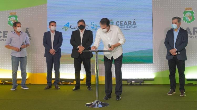 Camilo Santana (PT), então governador do CE, assinou em julho de 2021 ordem de serviço para construção da usina de dessalinização 