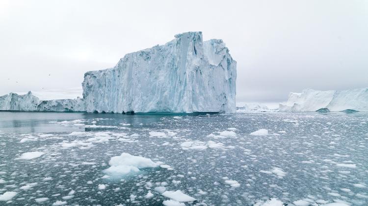 Geleiras no oceano ártico em Ilulissat, na Groenlândia