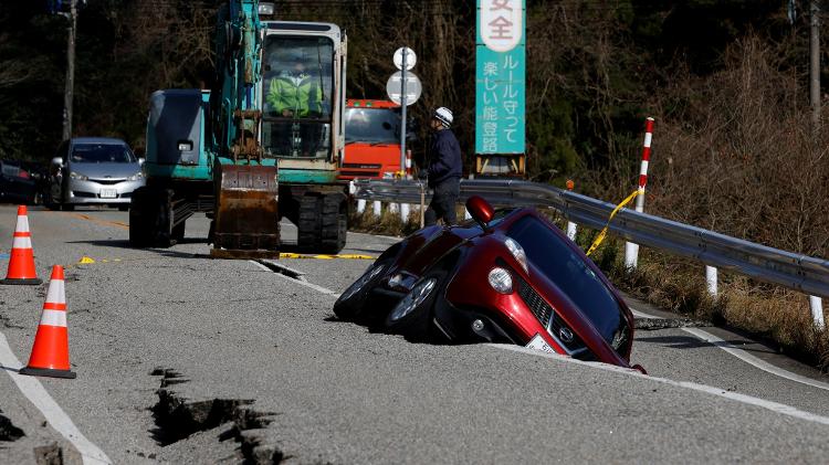 Carros foram engolidos por rachaduras em estradas; na foto, os arredores de Ujima, Ishikawa 