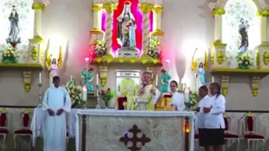 O padre José Raimundo Soares Diniz reclamou da decoração de casamento na igreja; ele pediu desculpas